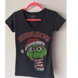 Sesame Street Oscar The Grouch Humbug Christmas NWOT TShirt VNeck Junior